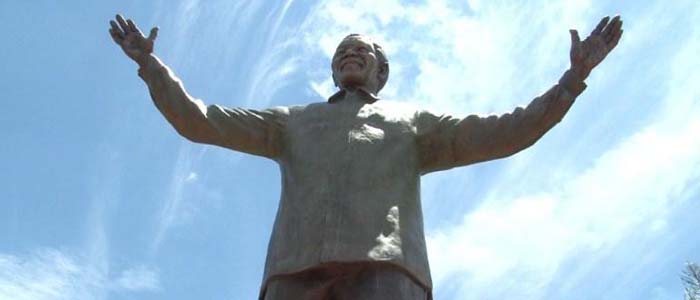 Estátua de Nelson Mandela é inaugurada na África do Sul