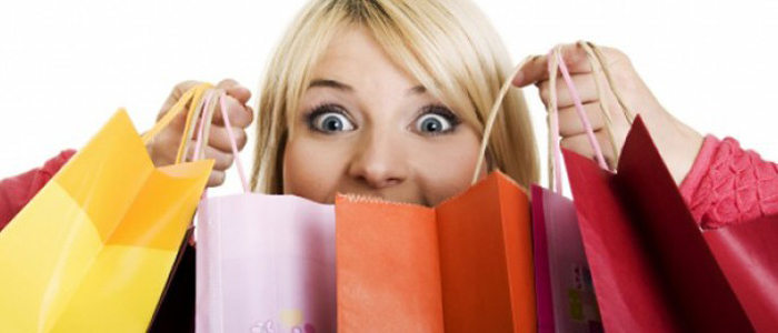 mulher com sacola de compras