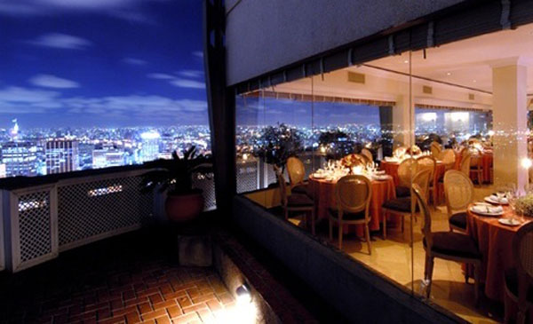 vista noturna do terraço do edifício itália