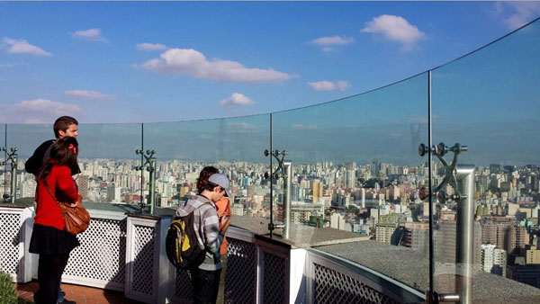 imagem do parapeito no terraço do edifício itália