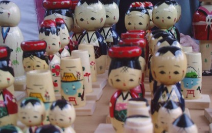 Feira da Liberdade agrega artesãos de diversas nacionalidades