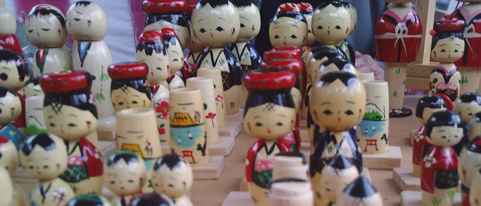 Feira da Liberdade agrega artesãos de diversas nacionalidades