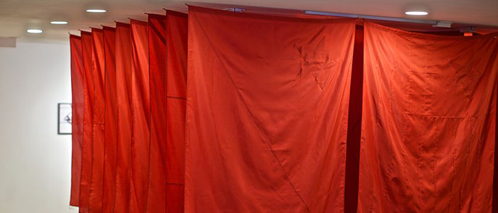 Galeria Vermelho sedia exposição Espectro do Vermelho de Maurício Ianês