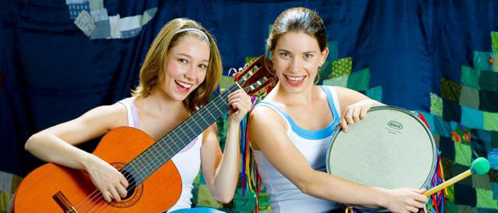 foto da dupla com instrumentos musicais