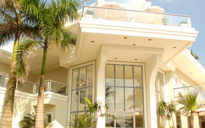 The Falls Hotel tem piscina panorâmica e varanda privativa