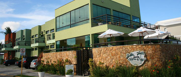 fachada do hotel com sacadas