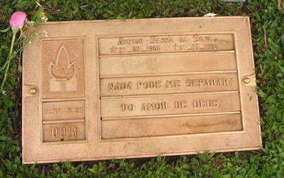 Túmulo de Ayrton Senna recebe homenagens de fãs