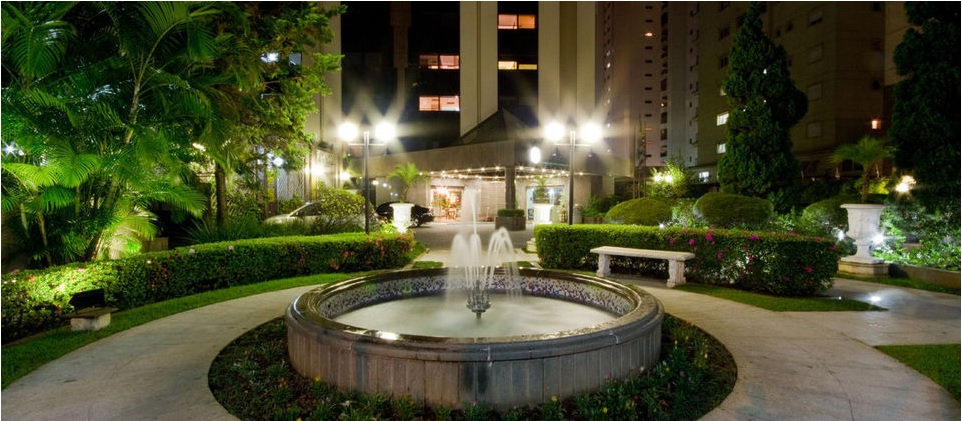 jardim com chafariz na entrada do hotel le premier suites