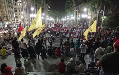 Sem-teto protestam em frente à Câmera Municipal e acaba em tumulto