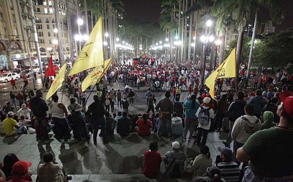 Sem-teto protestam em frente à Câmera Municipal e acaba em tumulto