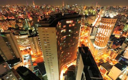 Placas turísticas para pedestres informam sobre pontos de interesse na cidade