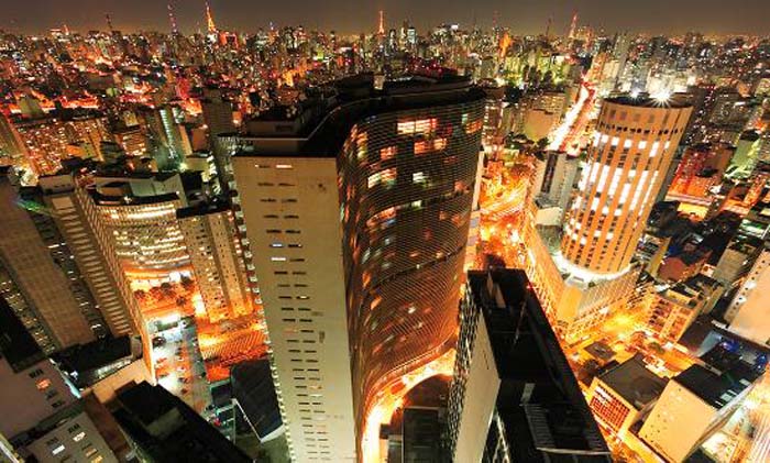 Placas turísticas para pedestres informam sobre pontos de interesse na cidade