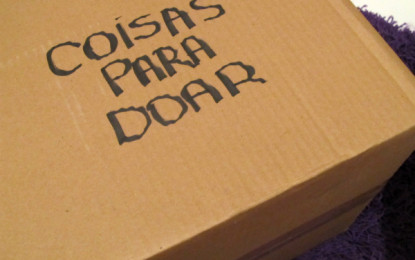 Clube do Cachecol faz doação de roupas para moradores de rua da cidade