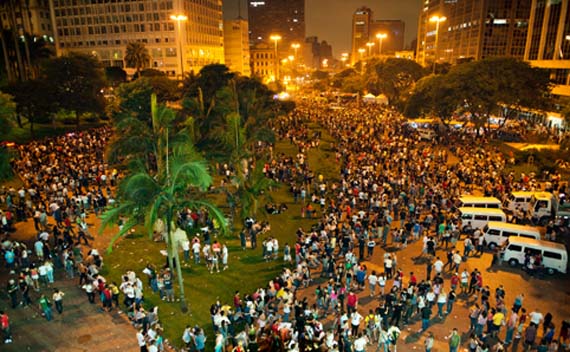 avenida rio branco durante a virada cultural