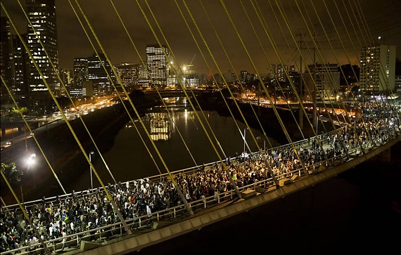 protesto de na ponte estaiada