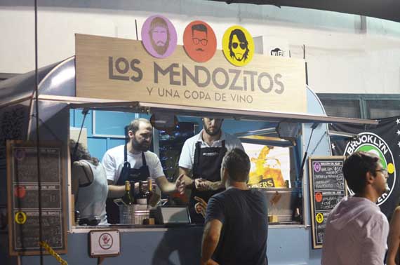 los mendozitos servem vinho em conexao cultural sao paulo no mis