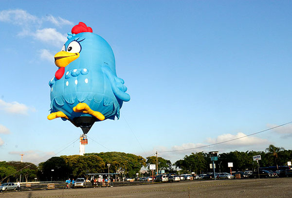 Balão da Galinha Pintadinha pára a Marginal Tietê