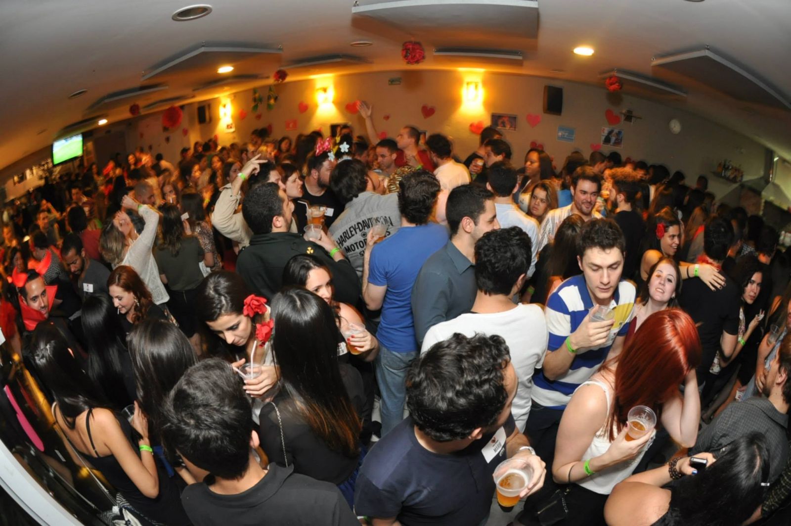 moda de passar por vário bares durante a noite chega a são paulo com o pub crawl