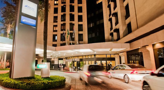 foto noturna da entrada do Hotel Blue Tree Premium Congonhas