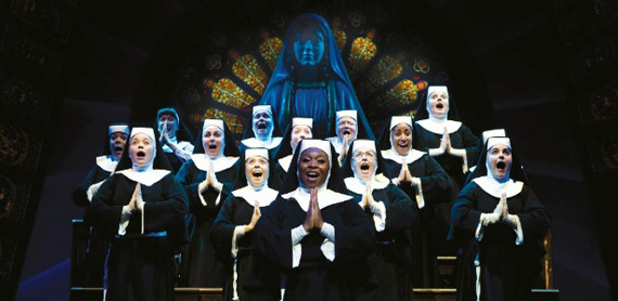 filme que consagrou whoopi goldberg chega a são paulo com versão feita na broadway para mudança de hábito