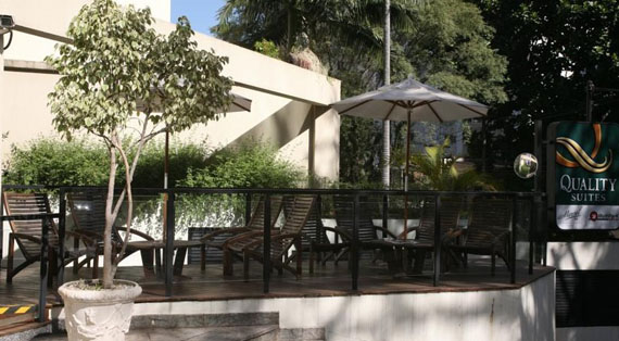 entrada com solarium no Hotel Quality Suites Imperial Hall