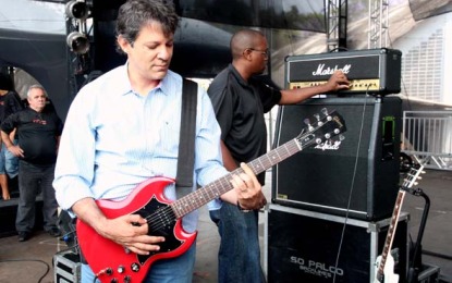 Haddad toca Beatles em abertura de exposição