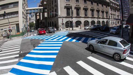 cruzamento em são paulo com faixa de pedestres diagonal