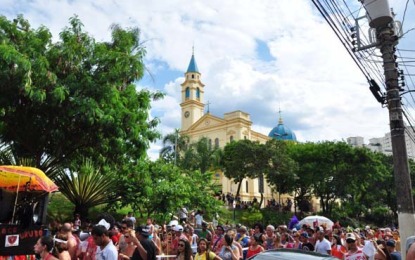 Bloco de carnaval faz ensaio aberto