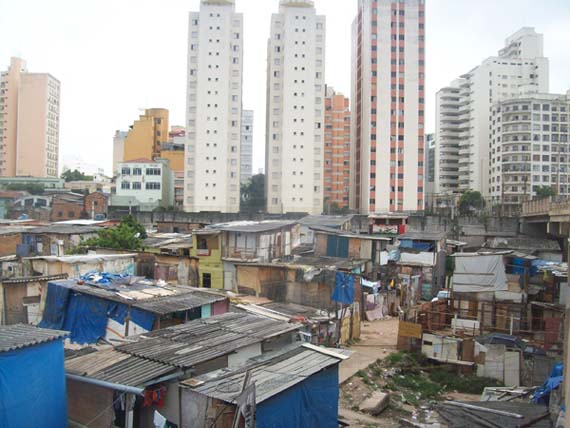ascensão social de moradores de bairro pobre e favela
