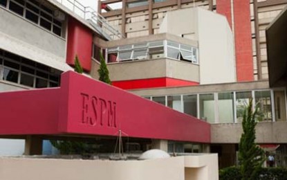 Reunião de pais nas faculdades para estudantes dependentes