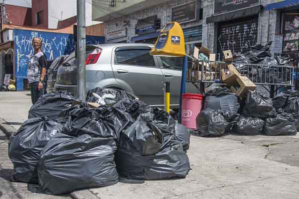 lixo acumulado durante greve de garis e coletores em são paulo