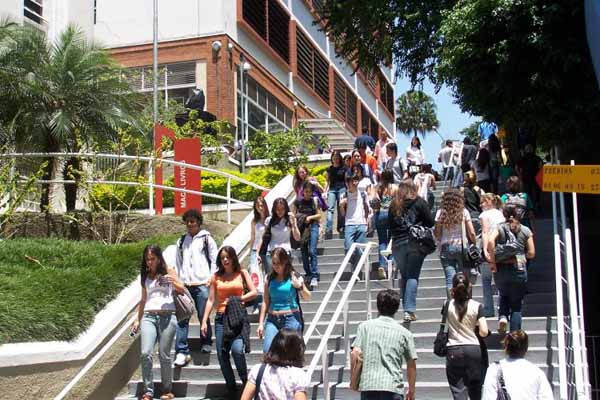 foto de alunos da universidade mackenzie onde reunião de pais na faculdade facilita entrada ao ensino superior