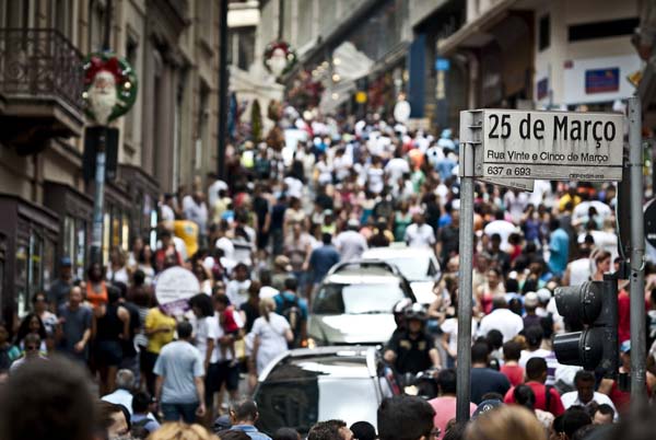 registro do movimento na rua 25 de março, tradicional ponto de comércio da capital paulista que junto com a indústria contribui para retração da economia do Estado de São Paulo