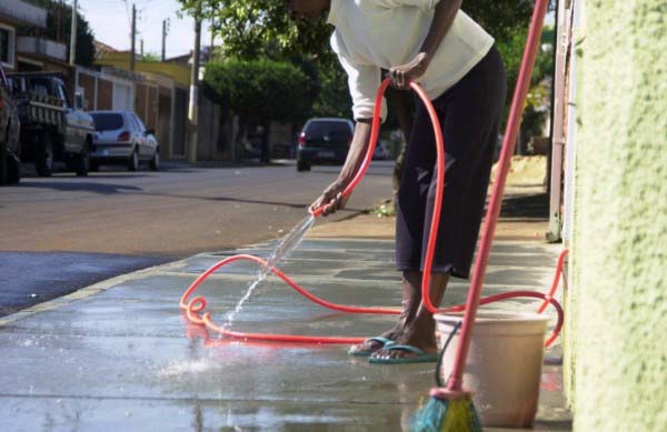 utilizar água potável para lavagem de calçadas pode resultar em multa