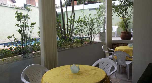 área aberta do café da manhã com piscina no garden morumbi house