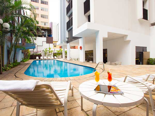 área ao ar livre com piscina no hotel la residence paulista