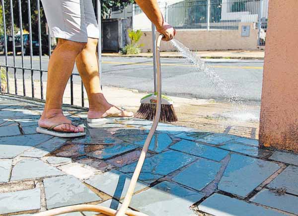 são paulo proíbe lavagem de calçada com água potável