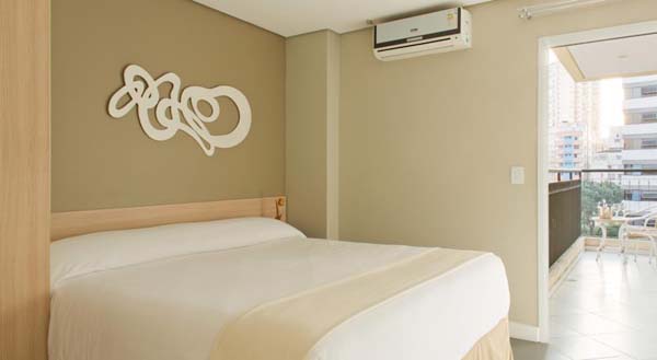 quarto com varanda do higienopolis hotel & suites