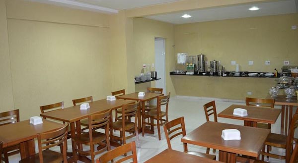 espaço para café da manhã no hotel calstar