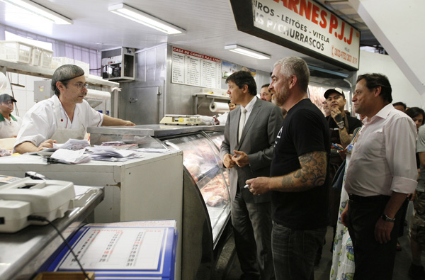 Alex Atala e o prefeito Fernando haddad PT no mercado de pinheiros durante lançamento do espaço de valorização da culinária brasileira