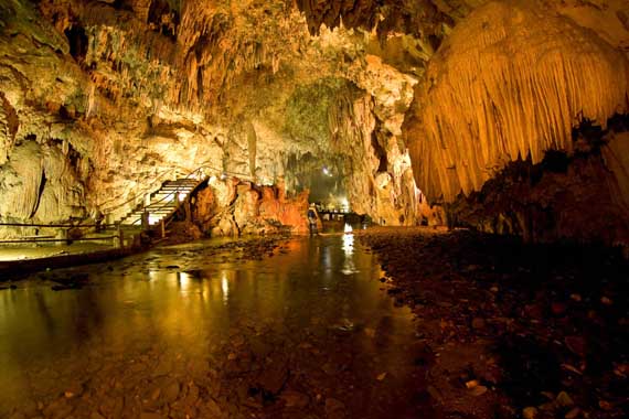estalagmites de 20 m de altura na caverna do diabo em são paulo