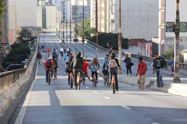 com fechamento aos sábados do minhocão, ciclistas aproveitam o espaço