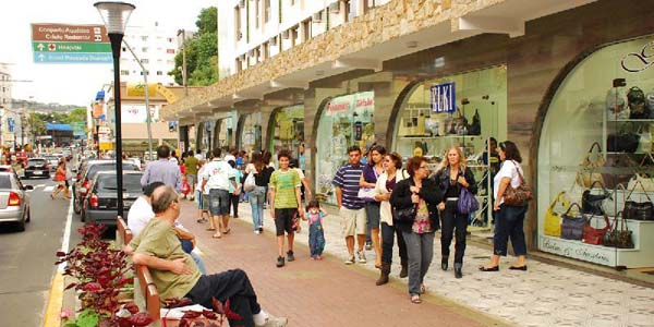 rua de comércio movimentada em serra negra