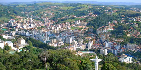 vista panorâmica de serra negra com o cristo em primeiro plano