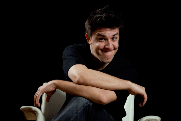 Oscar Filho apresenta stand-up comedy no Teatro Gazeta