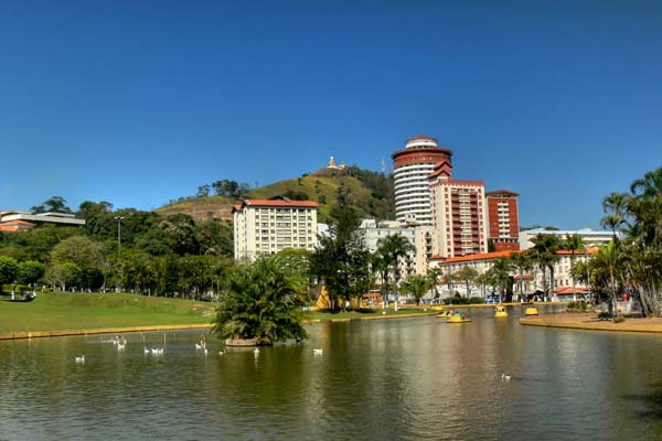 lago na praça central de águas de lindóia