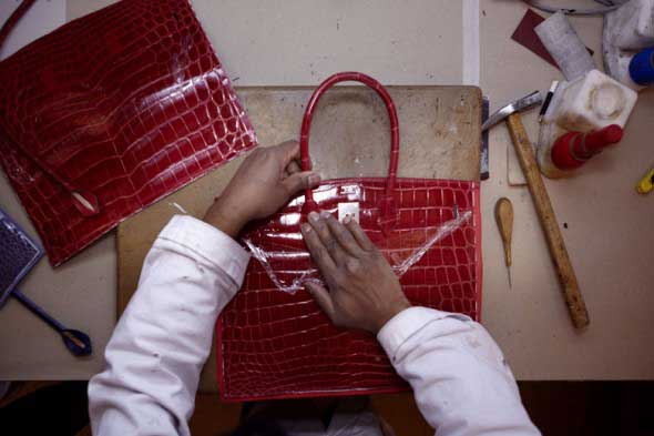 bolsa birkin sendo produzida artesanalmente