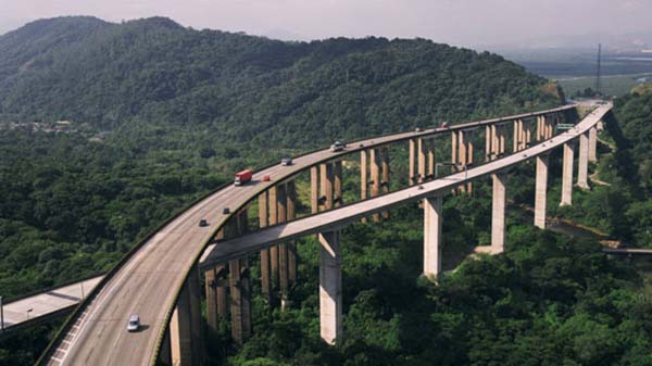 serra do mar e a rodovia dos imigrantes que liga o litoral a são paulo