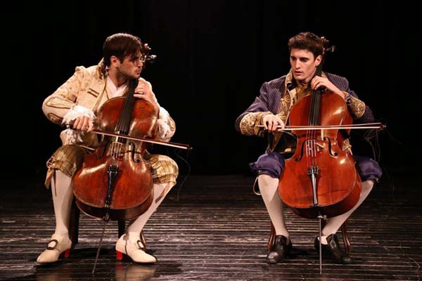 2 cellos no clipe de thunderstruck com roupas de época