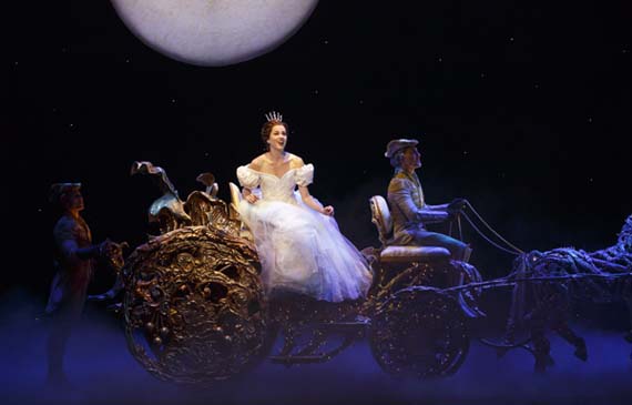 cinderella na carruagem em musical que chega a são paulo da broadway